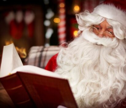 santa-claus-reading-home